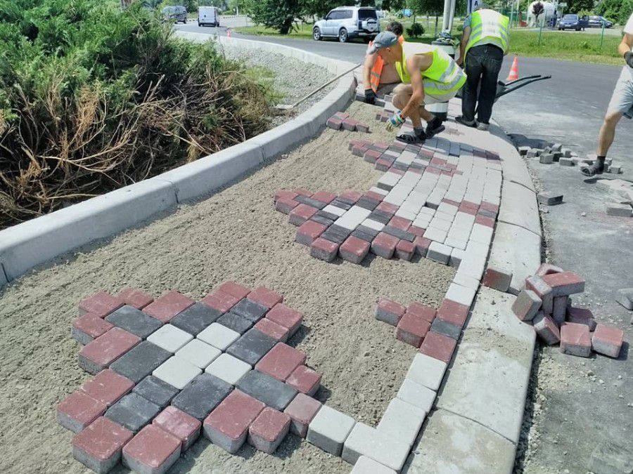 У Калуші облаштовують кільце у вигляді вишиванки