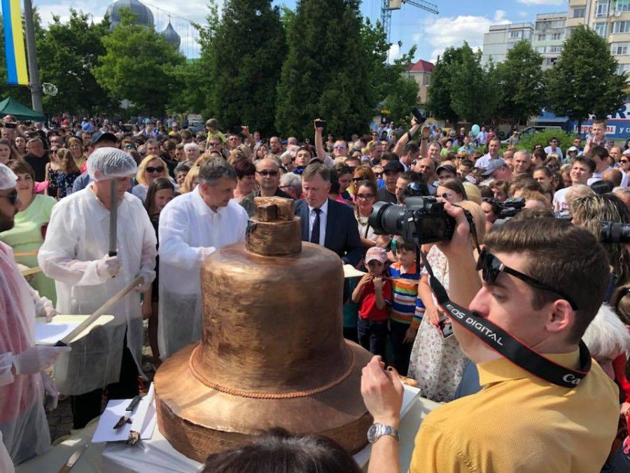 Калушани консультувалися з іншими компаніями, адже вирішили, що торт має бути вертикальним, а не пласким