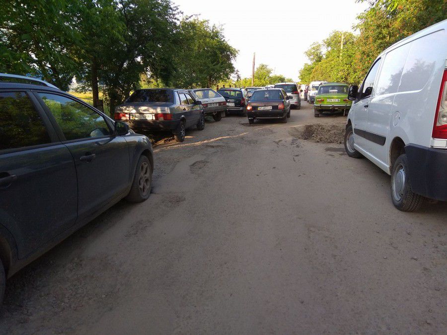 Автівки "окупували" всі проїзди до міського парку