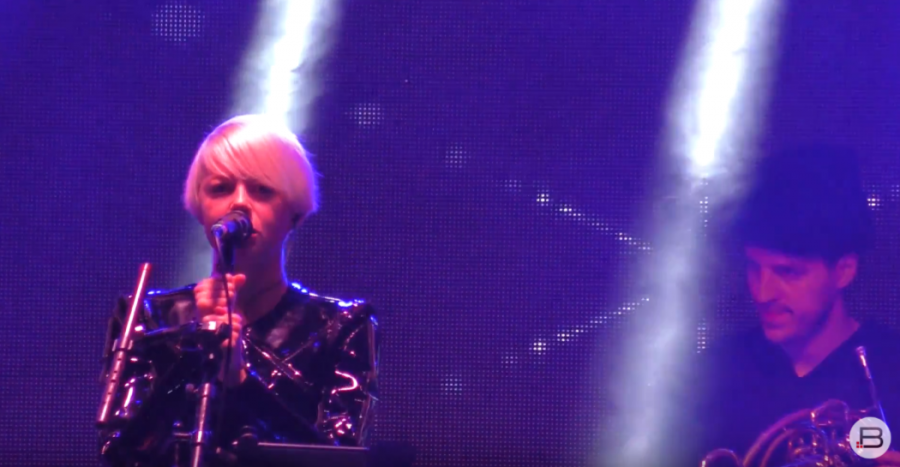 На сцені Наталія, окрім вокалу, грає на сопілці, окарині, свистульці, омнікорді, невеликих перкусійних інструментах, а т