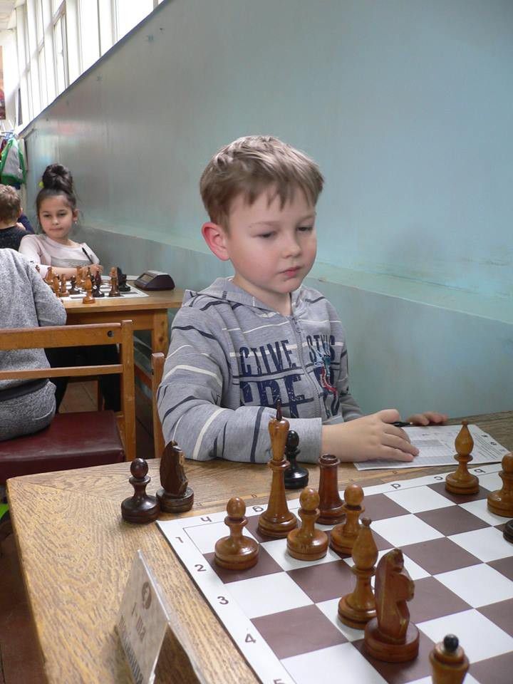 Серед хлопців чемпіоном області до 8 років у класичних та швидких шахах став калушанин Євген Дідошак