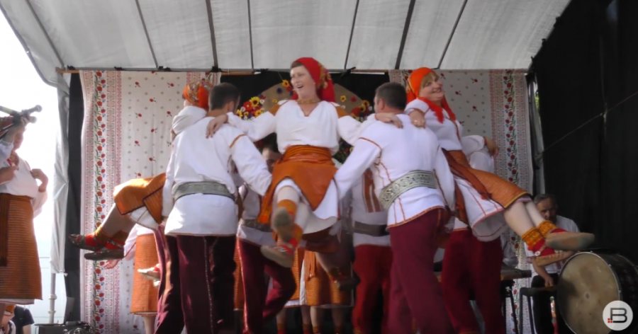 Виконавці виступали у парку на відстані витягнутої руки, що робило виступи дуже живими і теплими