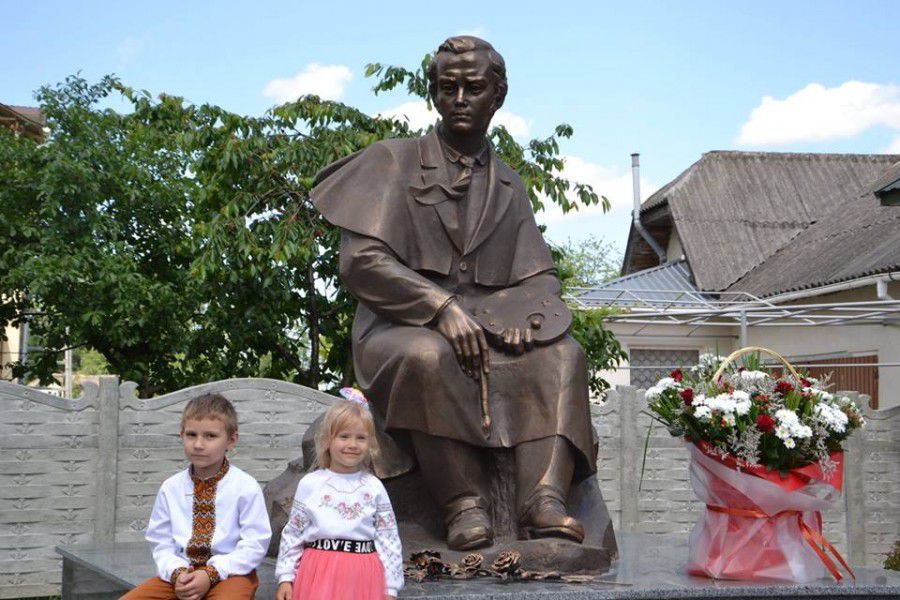 На Івано-Франківщині відкрили пам&rsquo;ятник Тарасу Шевченку та музей Історії та побуту села Угорники 
