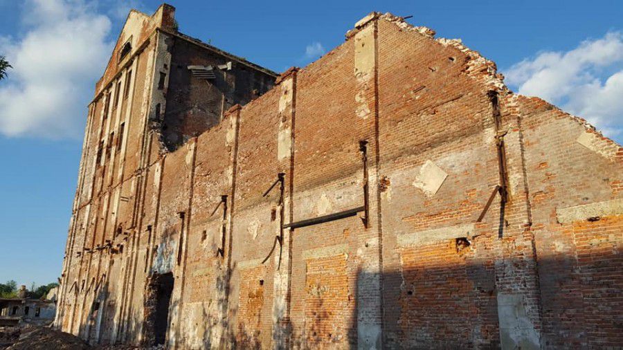 Старий калійний викупили і вже рік планомірно розбирають по цеглинка[