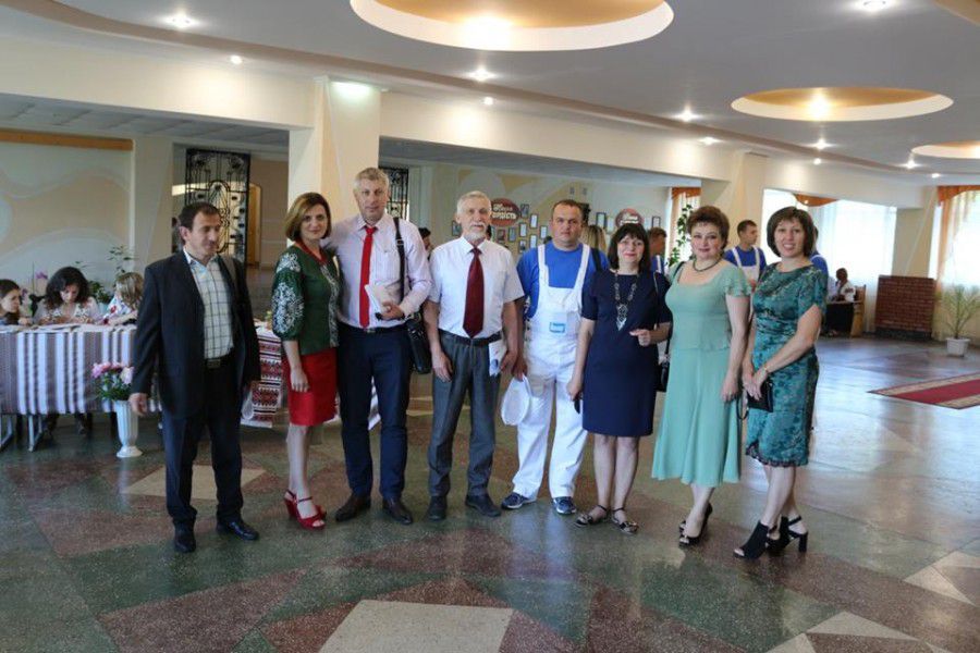 В конкурсі приймає участь 21 команда.