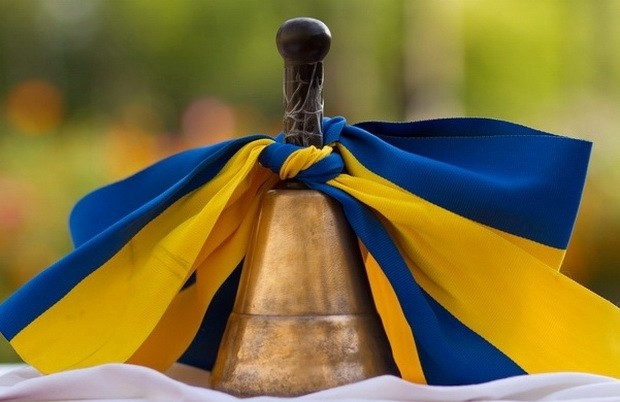 Ілюстрація. Міський голова Калуша привітав школярів із святом &laquo;останнього дзвоника&raquo;