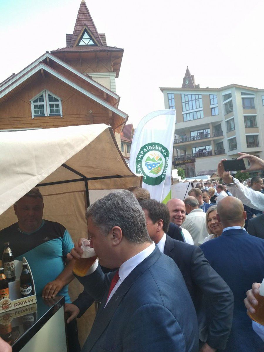 Петро Порошенко дегустує калуське пиво | Фото: versii.if.ua
