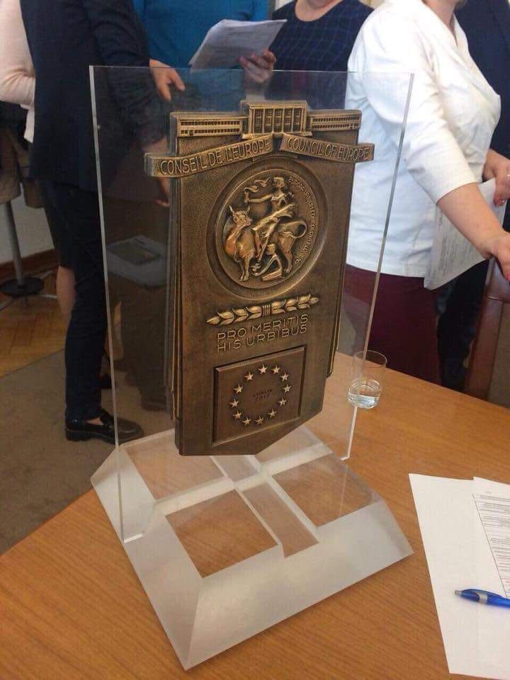 Приз складається з пам'ятної нагороди, медалі, диплома та стипендії для молодих франківців, які поїдуть на освітні 