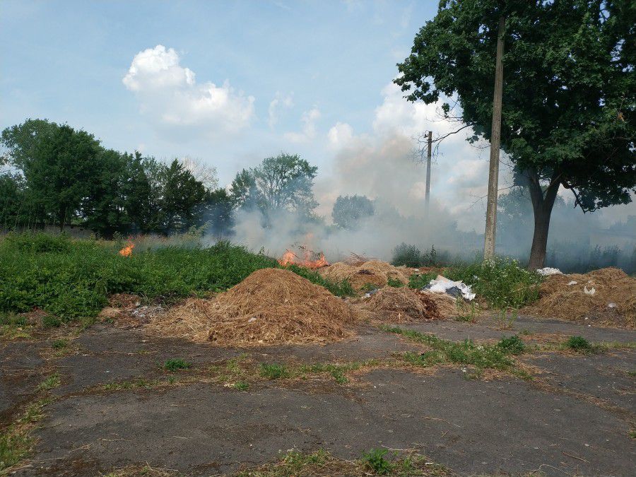 Мешканці "посьолку" потерпають від ядучого диму, коли недобросовісні виконавці спалюють сіно і сміття