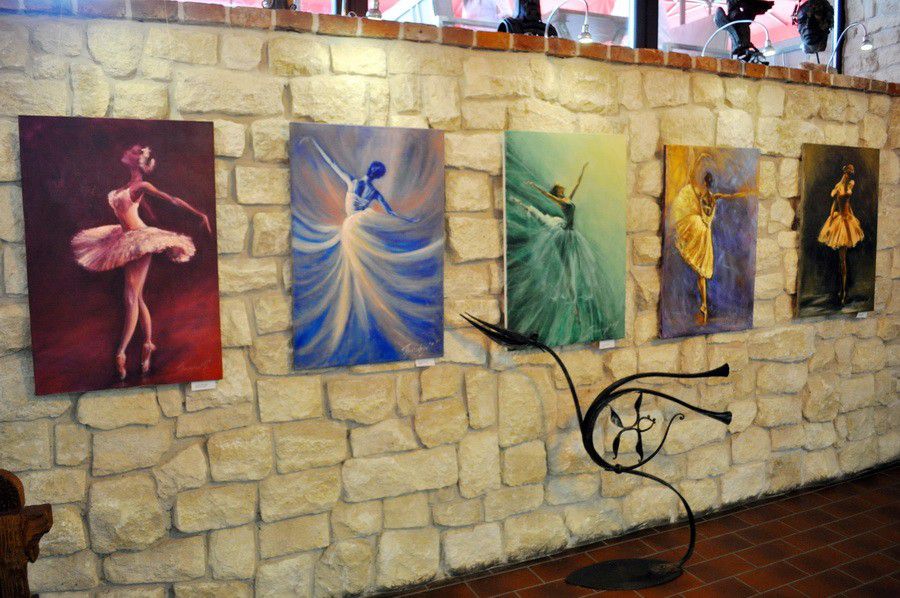 Викладачка медичного університету презентувала персональну виставку живопису &laquo;Балет&raquo;
