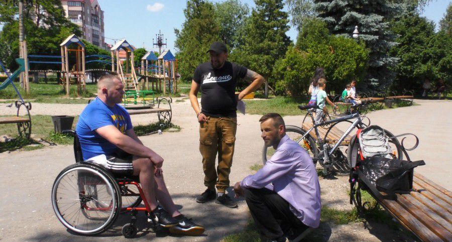 Загалом Олег Івахнюк переніс 22 операції і зараз проходить тривалу і виснажливу реабілітацію