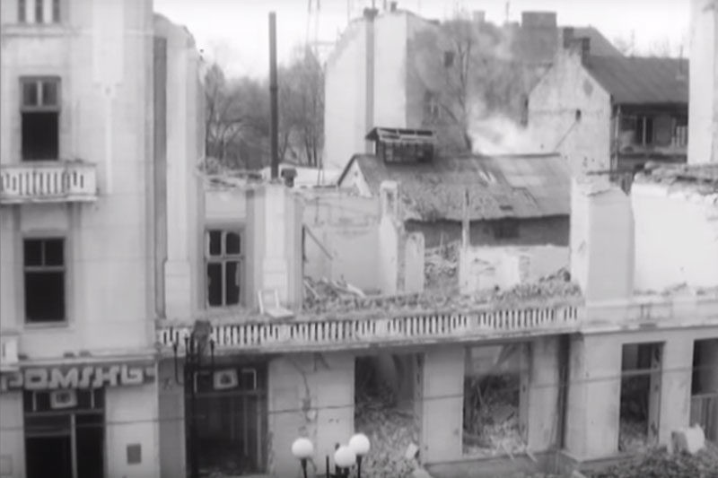 На самій стометрівці у приміщенні фотосалону рухнули стіни, внаслідок чого загинула жінка