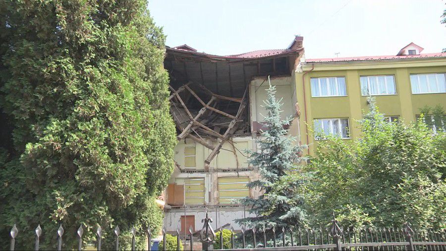 Перекриття економіко-правового коледжу обвалилося вже вдруге