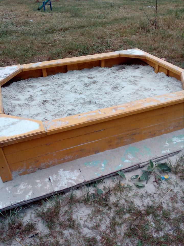 Пісочниця вже знову повна завдяки небайдужим мамам і чоловікові, який зловживає наркотиками