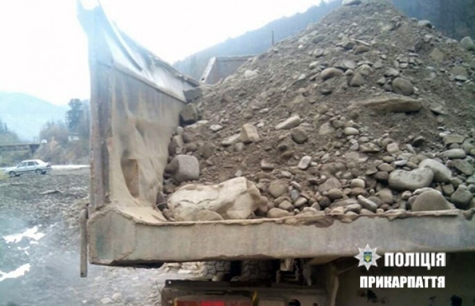 Зловмисник пояснив свої дії тим, що корисні копалини необхідні йому в господарських цілях.