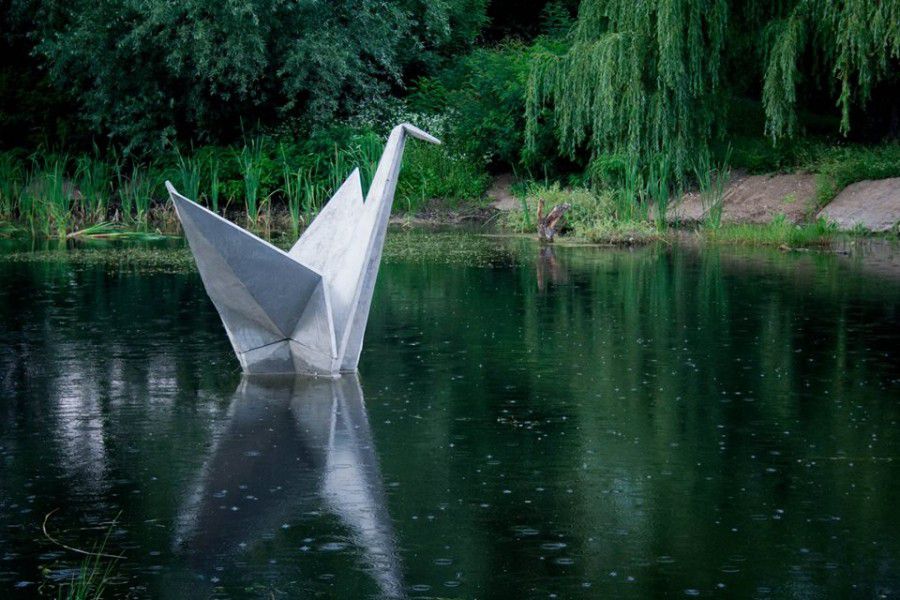 В одному із озер Франківська з&rsquo;явився бетонний лебідь