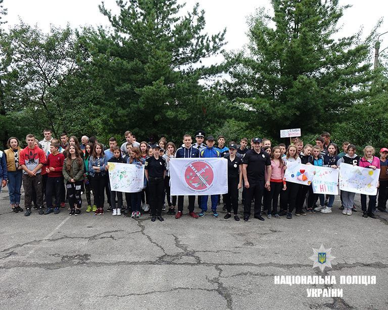 Розпочали захід з флешмобу презентації малюнків під гаслом &laquo;Незалежній країні-незалежна молодь&raquo;