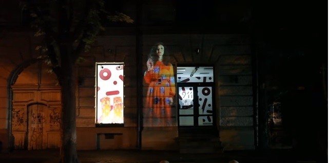 На фасаді будинку у Франківську з'явилася триметрова голограма жінки