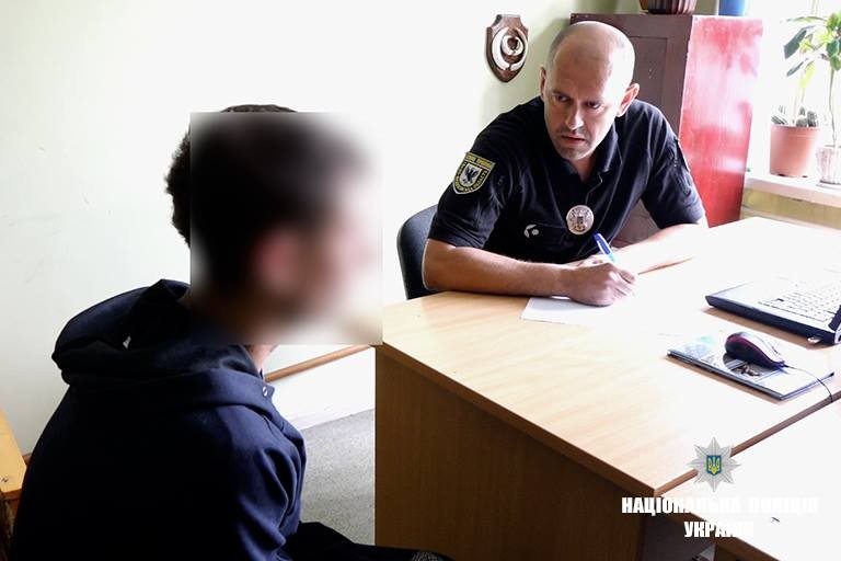 Смілива жінка не злякалася, а затримала злодійчука з краденими грошима у руках