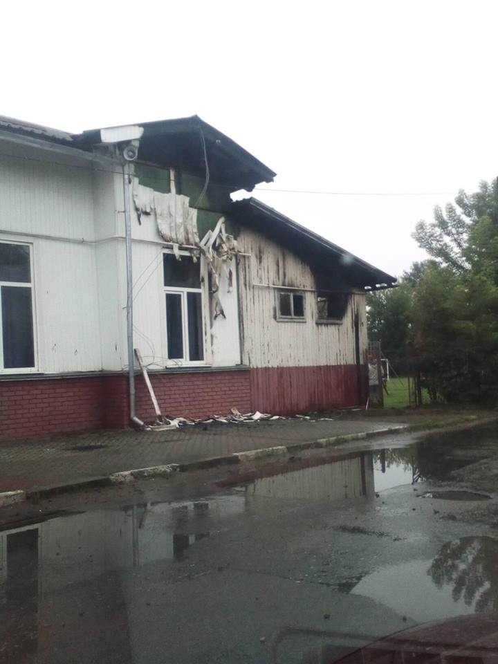 Вчора вночі на Загір'ї горіла покрівля спортивного залу і підсобні приміщення | Фото: Коля Якимчук