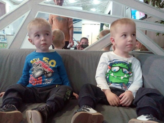 Братики Петріви з Добровлян дуже люблять плавати і пірнати, але не ходять
