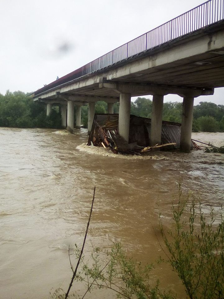 Літній зал колиби поплив під мостом | Фото: Василь Томків