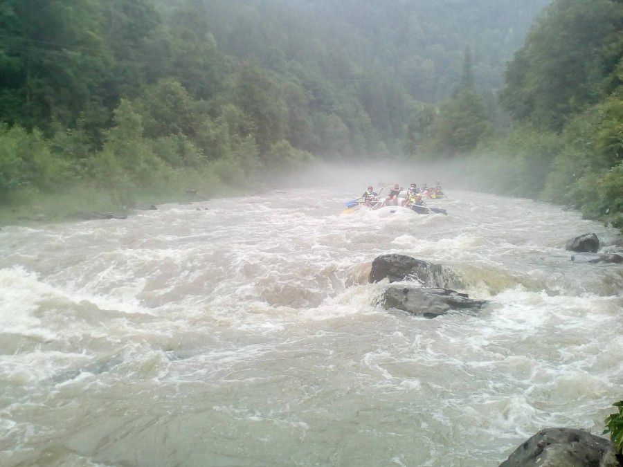 А так відбувався рафтинг Черемошем 29 червня після проливних дощів, коли гірська річка стала ще більш повноводною та неб