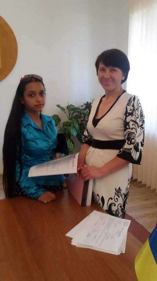 Молода циганка отримала паспорт, а її маленький син &mdash; свідоцтво про народження