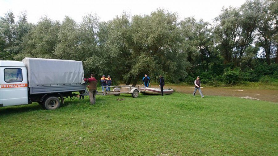 Пошуки розпочали в селі Боднарів Калуського району на річці Луква | Фото: Володимир Різничук