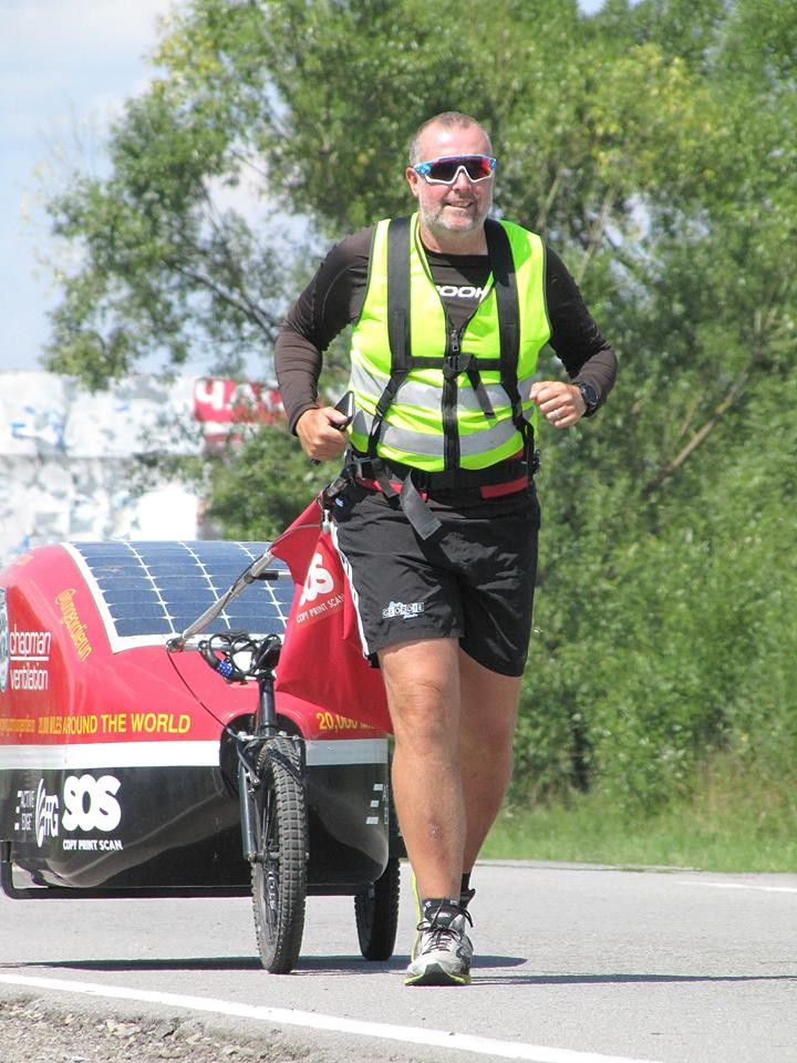 Свій пробіг і боротьбу за онкохворих Марк присвячує батькам, які померли від раку, коли він був ще зовсім юним | Фото: В