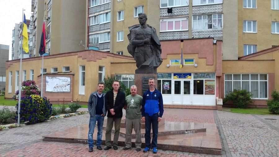 Капелани зробили світлину на згадку біля пам'ятника Генерал-хорунжому УПА Роману Шухевичу в Калуші | Фото: Любомир 