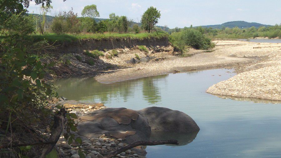 Мешканці Кийданча переживають, що оселю може знести вода