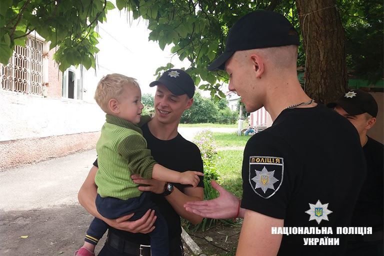 Івано-франківські поліцейські з подарунками приїхали до вихованців обласного центру соціально-психологічної реабілітації