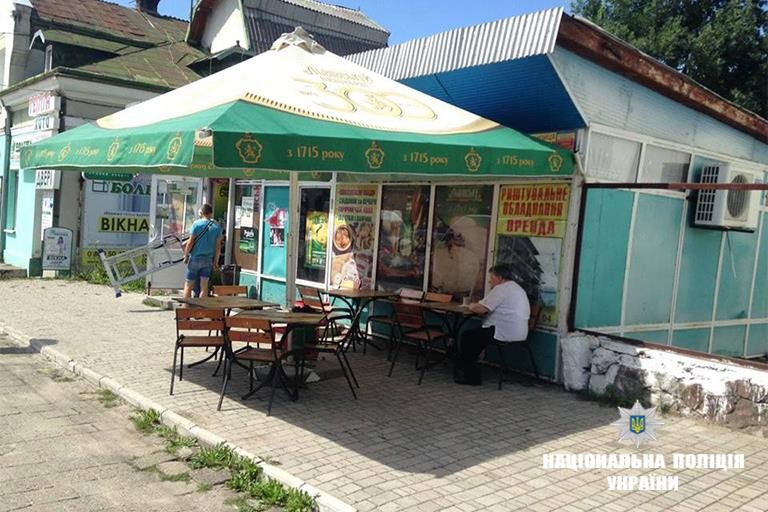 У Надвірній поліцейські затримали неповнолітнього, який намагався проникнути до місцевого магазину 