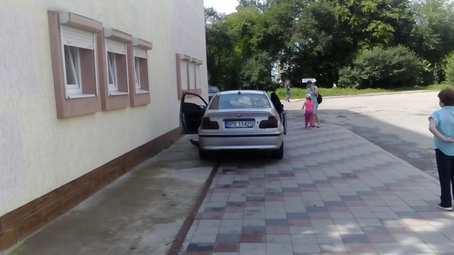 У Калуші водій порушив правила дорожнього руху і припаркував своє авто на пішохідному тротуарі