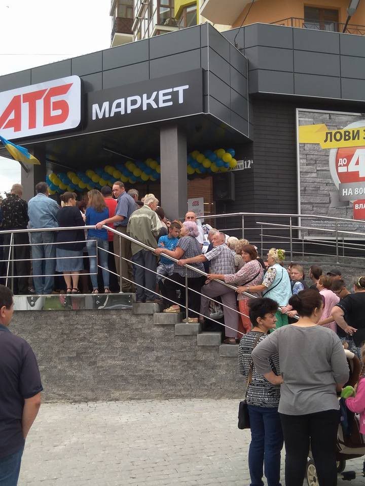 Калушани стояли кілька годин до відкриття нового супермаркета
