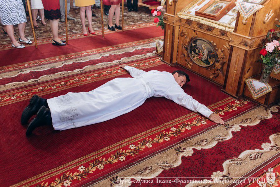 Нововисвяченого священнослужителя облачили в ієрейські ризи