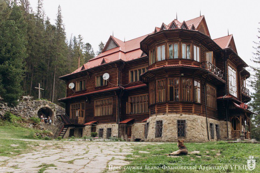 В центрі встановлено нові ліжка та прихожі з натуральної деревини, а також капітально відемонтовано всі санвузли