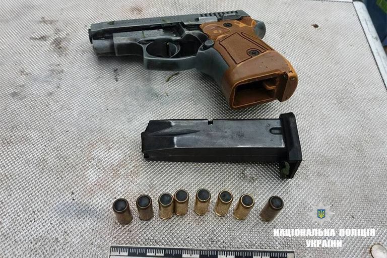 Пістолет поліція знайшла на вулиці Каракая. Для цього довелося скосити траву