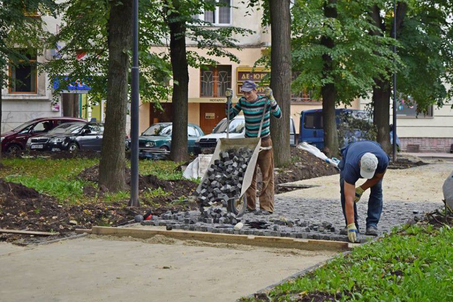 У Івано-Франківську облаштовують сквер на вулиці Грюнвальдській