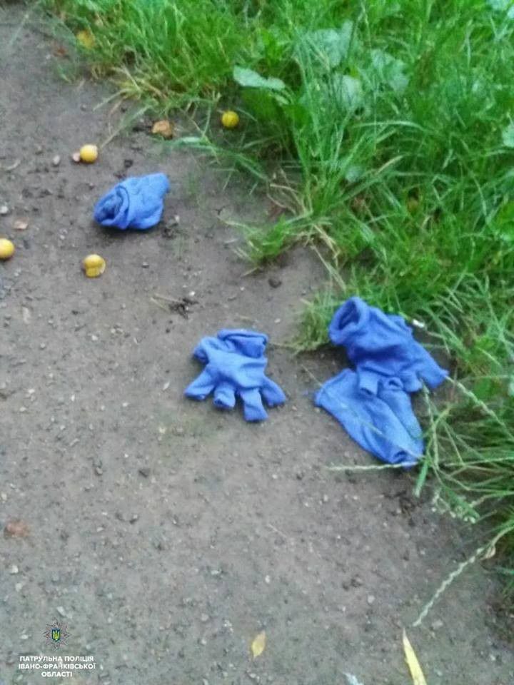 Чоловік, який сидів "на чатах" побачивши поліцейських, викинув гумові рукавички та почав голосно кричати, прив