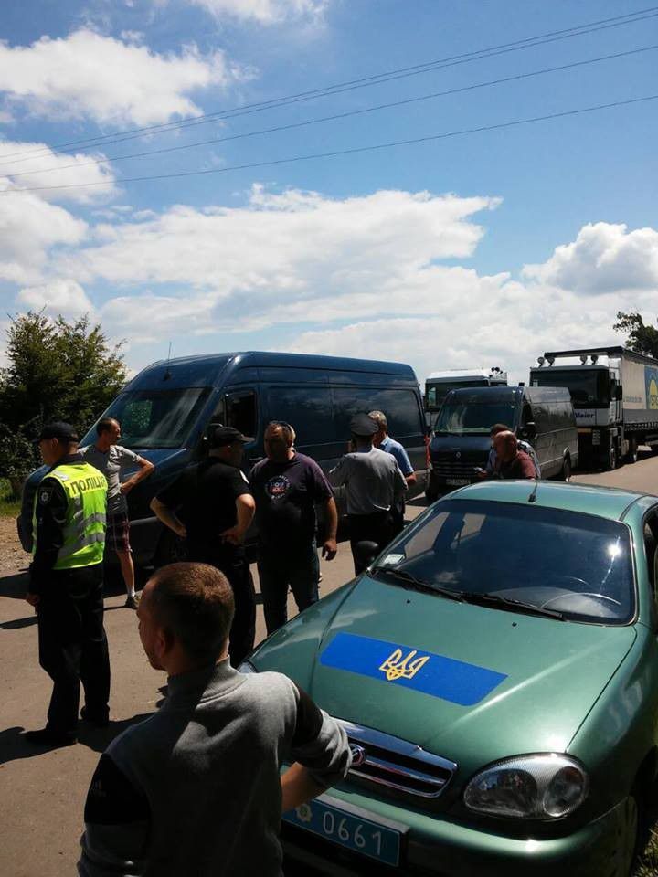 Обурені активісти, які перекрили дорогу Калуш &mdash; Миколаїв, прийшли в ОДА. Обіцяють, що не дадуть провести жнива