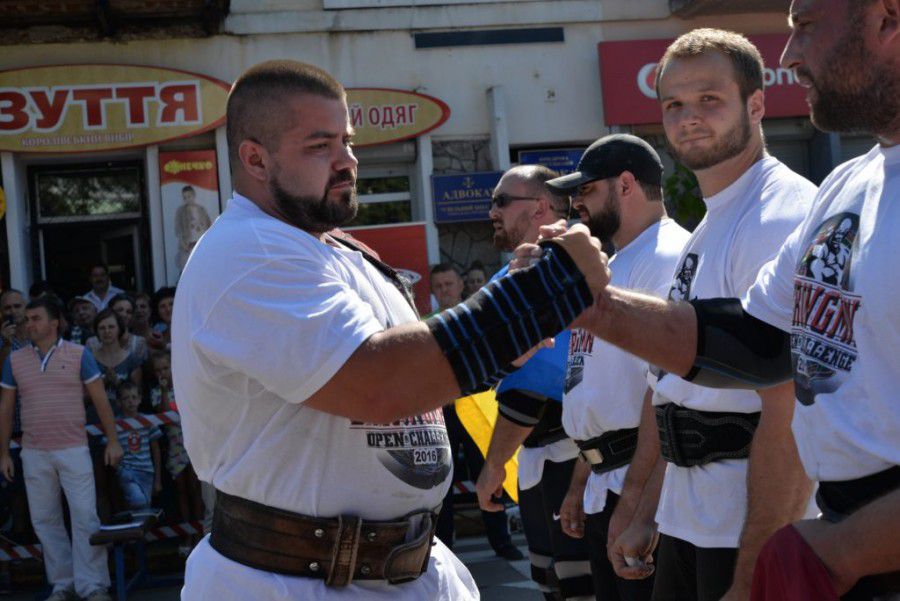 Володимир Пиндус з 2014 року успішно захищає титул найсильнішої людини Прикарпаття | Фото: dzerkalo.media