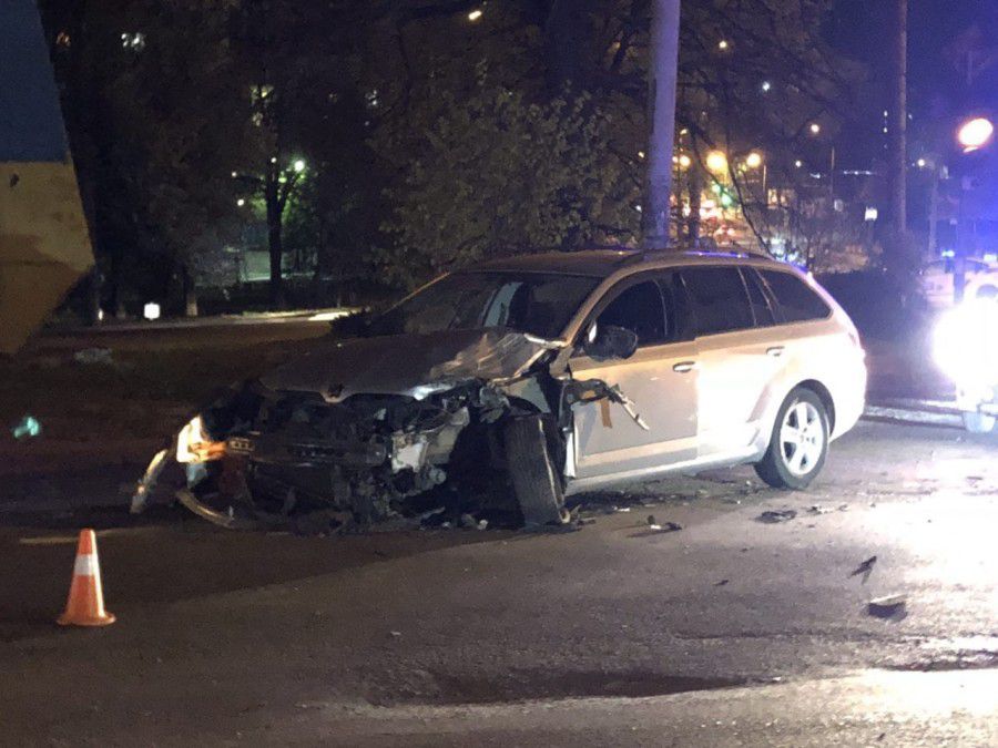 Під час погоні священослужитель не впорався з керуванням та протаранив вантажівку.