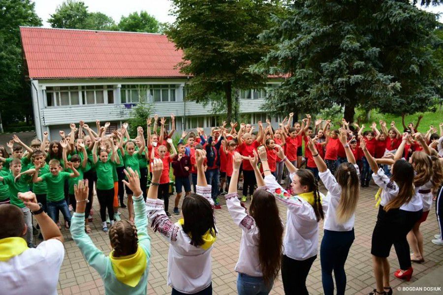 Всього зараз у таборі оздоровлюється 150 дітей.