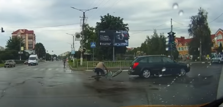 На відео видно, як велосипедист дочекався зеленого сигналу світлофора і тільки тоді рушив | Фото: Скрін з відео