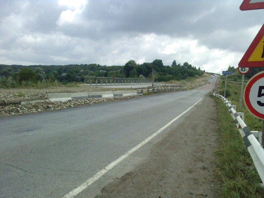 Новий міст у Боднарові почали споруджувати ще 2006 року. Опісля через відсутність фінансування будівництво призупинили