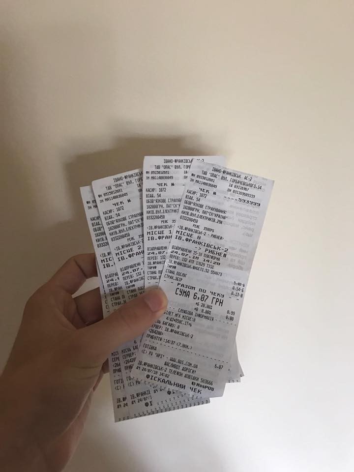 Водій вигнав дітей з автобуса, у яких були квитки, вимагаючи готівку