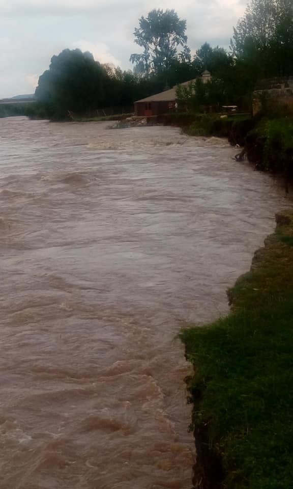 Лімниця руйнує прибережну колибу в Добровлянах | Фото: Олег Ярема