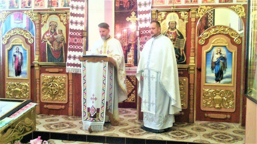 У неділю літургію разом з настоятелем о. Федором Морозом провів священник з Маріуполя о. Валерій Лотарєв.